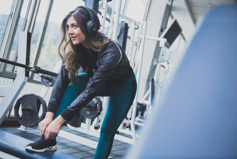 Девушка с наушниками во время тренировки