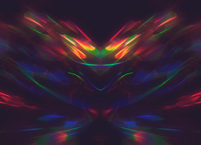 Кристалл для искривления траектории света: инженеры смоделировали процессы в чёрной дыре