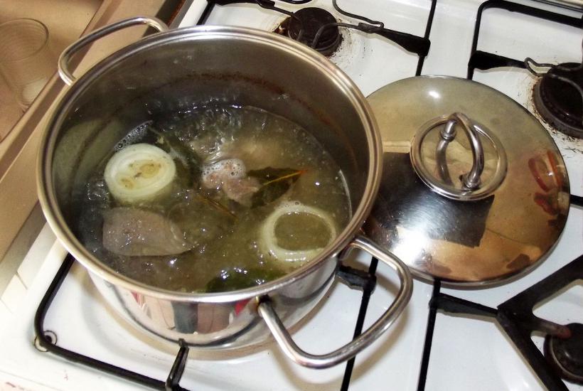 Бульон в кастрюле