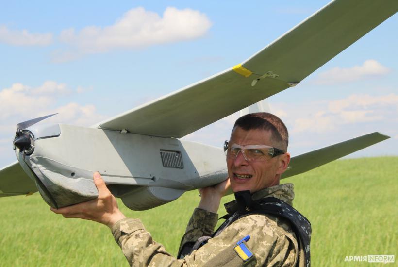 Боец ВСУ запускает БПЛА
