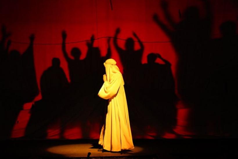 Сцена из спектакля Московского молодежного театра Земля обетованная