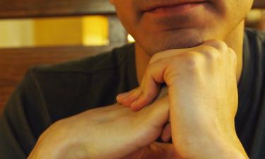 Хруст пальцев признали безвредным — врачи