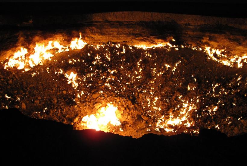 Дарваза — кратер с горящим природным газом