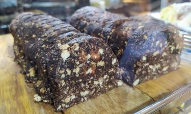 Сладкую салями готовят из печенья со сгущённым молоком, какао и маслом