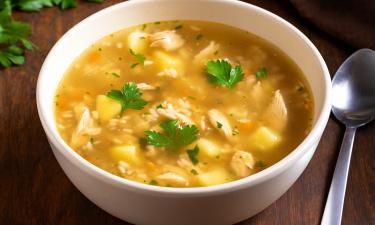 Куриные крылышки и бульонный кубик делают вкус супа насыщенным