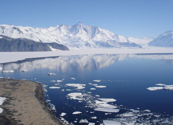 Экспедиция на необитаемый остров в Атлантике подтвердила существование восьмого в мире лавового озера