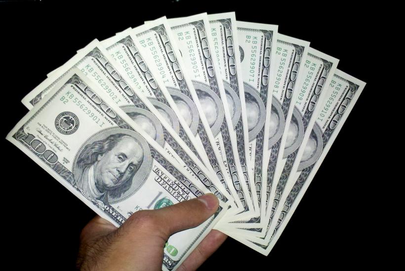 банкноты номиналом 100 долларов США банкноты номиналом 100 долларов США