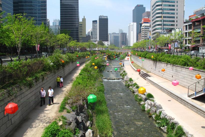 Река Чхонгечхон в Сеуле