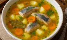 Селёдка пошла не под шубу: рецепт, который возвращает забытое блюдо в обеденное меню