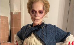 Долина напугала поклонников фото с "трупными" пятнами на лице