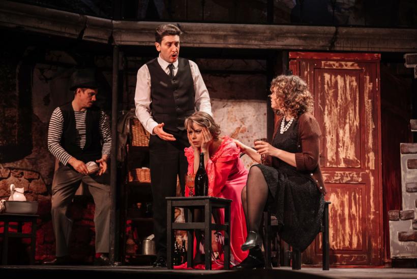 Сцена из спектакля Театра на Трубной Цилиндр