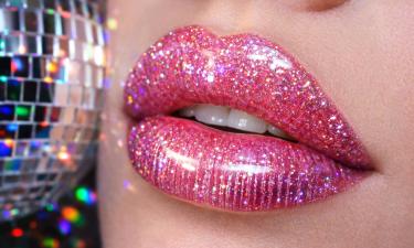 Макияж начинает играть при каждом движении: диско-губы усиливают свет и внимание