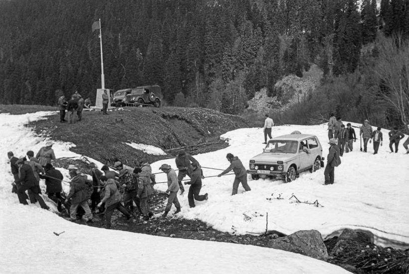На снимке 1985 года традиционный для сочинцев майский поход накануне Дня Победы к воинскому обелиску на развилке туристских троп перевалов Аишхо-1 и Аишхо-2