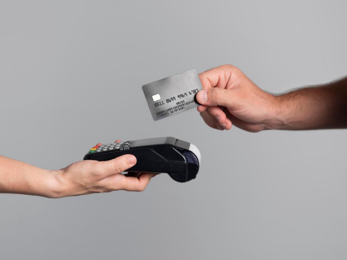 Отказ от пластика сократил расходы на эмиссию  банковские аналитики