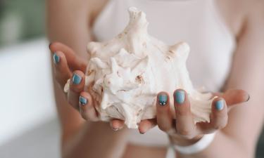 Бисквитно-коричневый оттенок — тренд для коротких ногтей зимы 2025-26