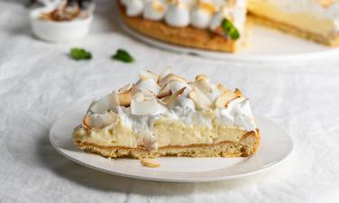 Белый рождественский пирог получается нежным благодаря взбитым сливкам