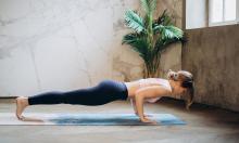 Отжимания на коленях снижают нагрузку на суставы для новичков