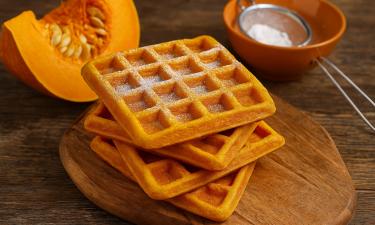 Тыквенные вафли с яблочным сиропом готовят со взбитыми белками — Allrecipes