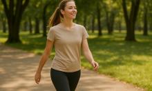 Обычная прогулка, которая меняет тело и кожу: секрет здоровья без спортзала