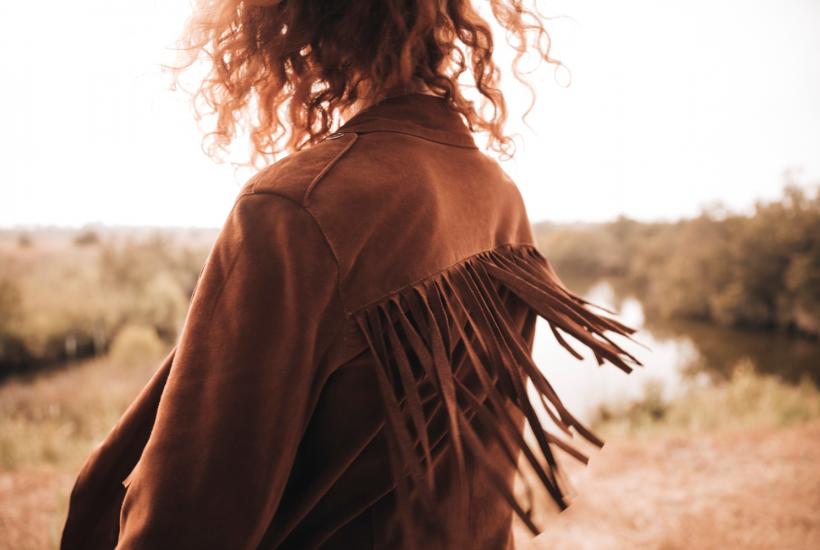 Девушка в пальто