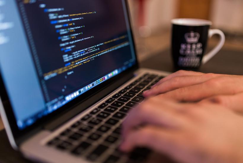 Мошенники работают за ноутбуком Мошенники работают за ноутбуком