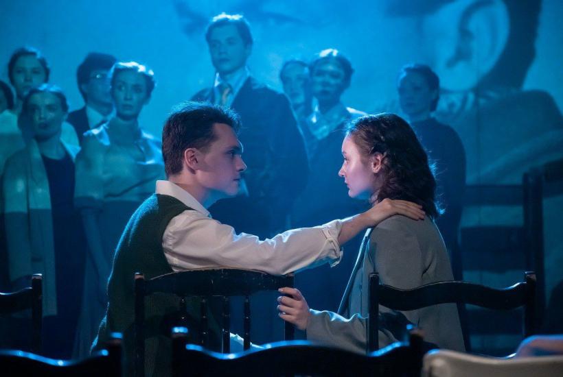 Сцена из спектакля Театра МОСТ Я — Булат Окуджава