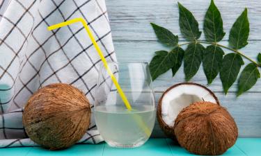 В ручную кладь пассажиры берут кокос и пьют его уже во время полёта — The Post