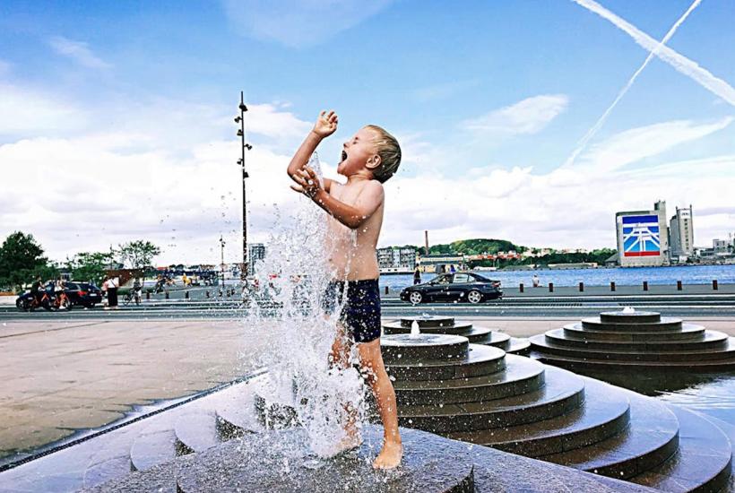 Ребёнок в фонтане Ребёнок в фонтане