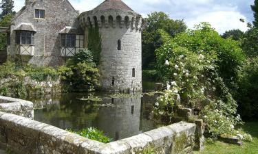 Замок, где оживают кадры из Джейн Эйр: где в Англии встретить самую кинематографичную осень