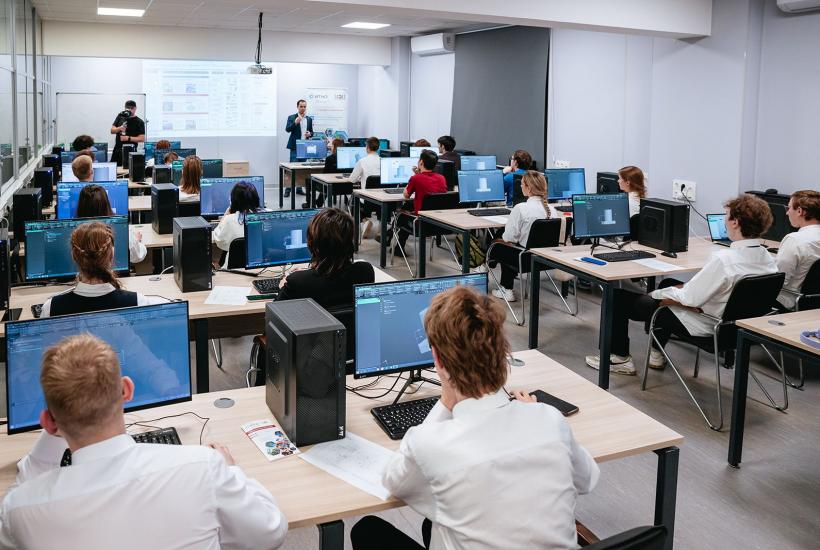 школьники на экзамене