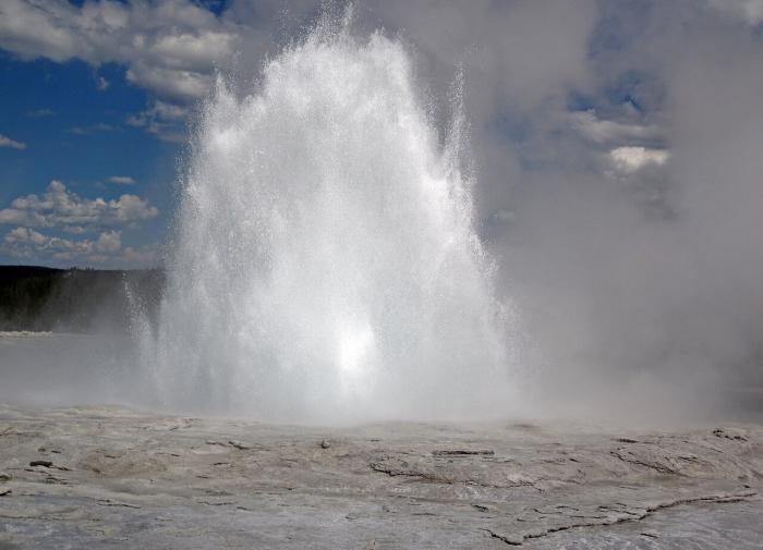 Учёные обнаружили причину гейзерной активности на Энцеладе