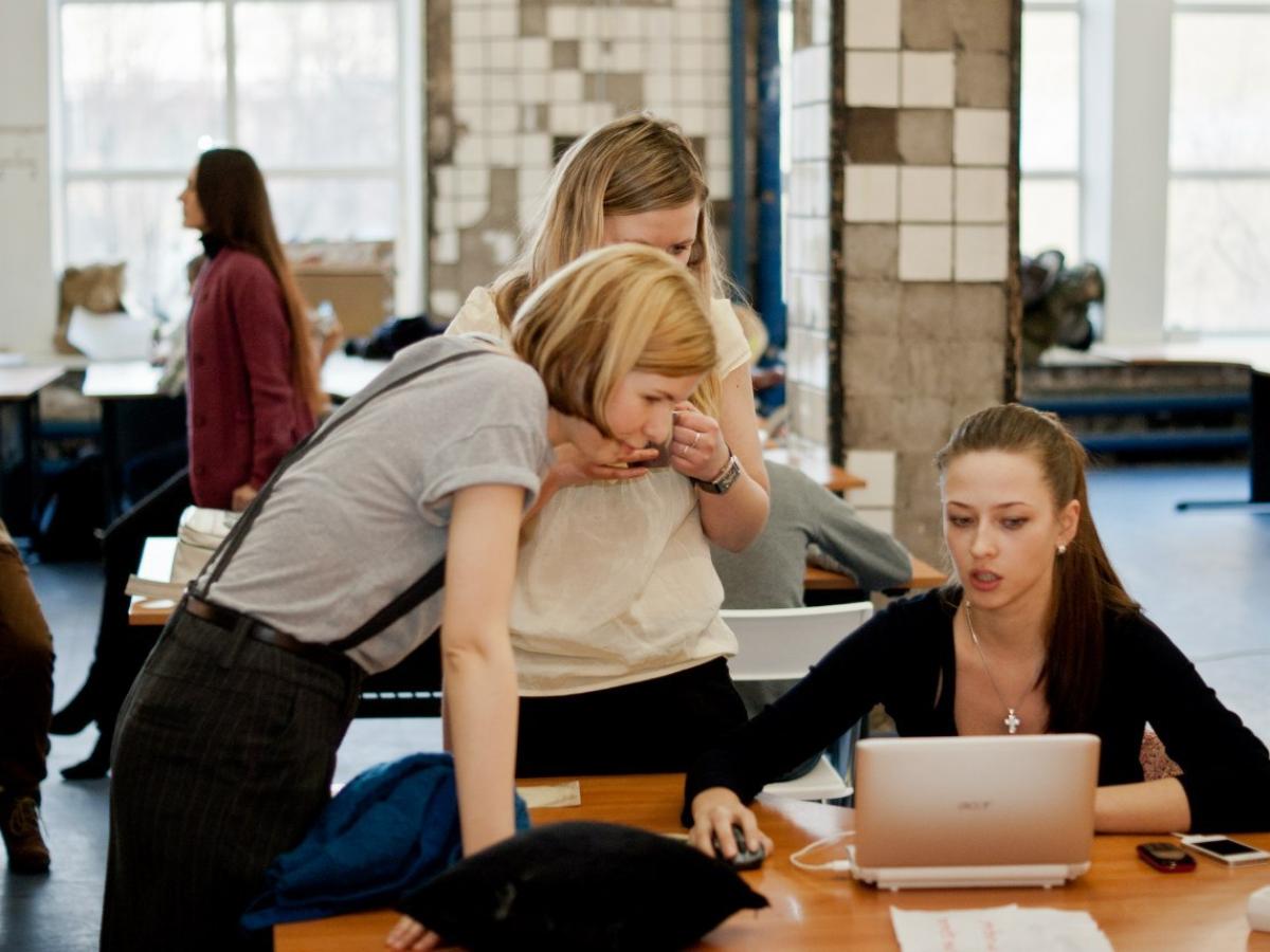 Трудовая книжка устала ждать: гибкие договоры вытесняют бюрократию