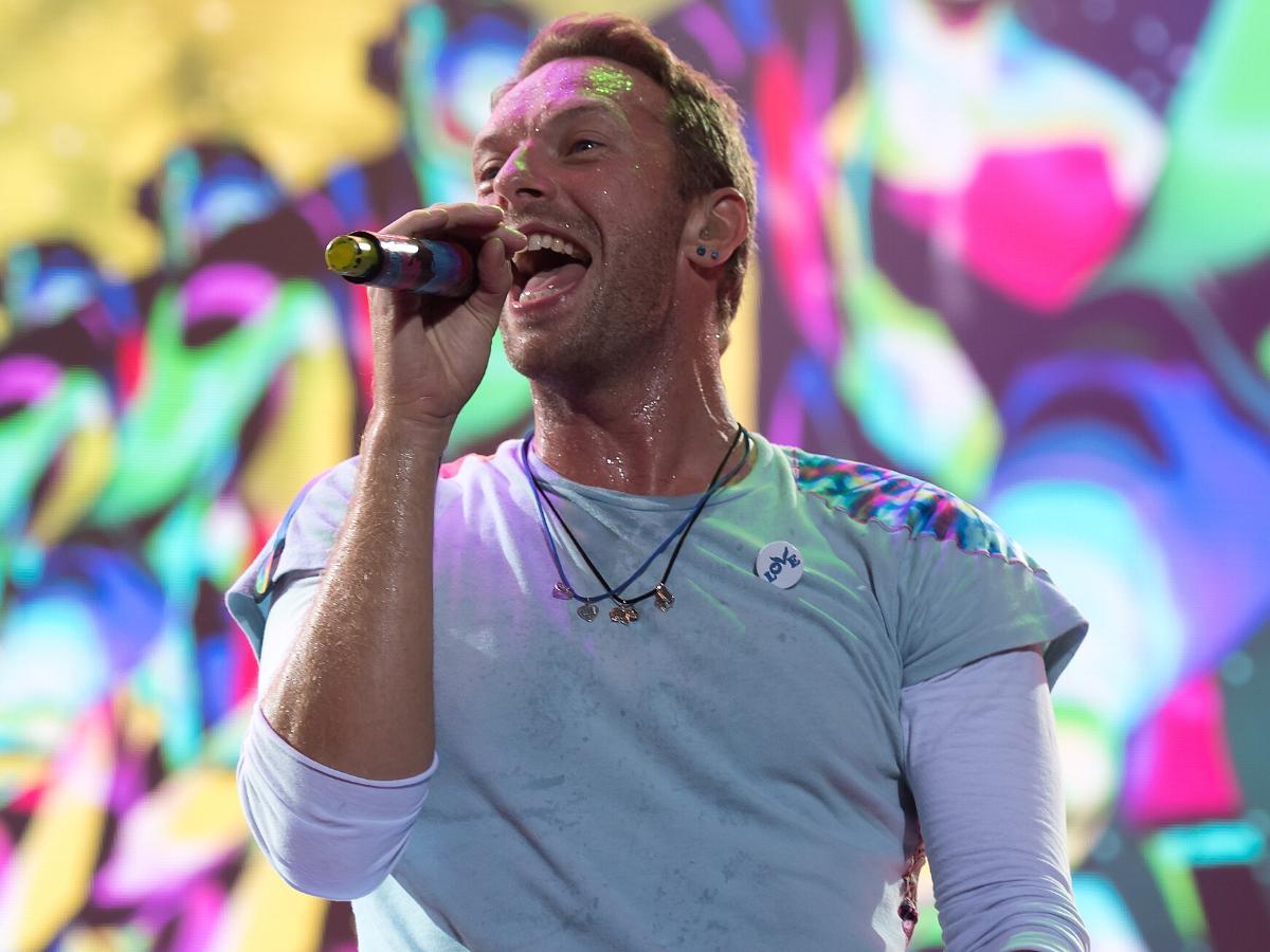 Coldplay razkril službeno romanco na koncertu v Bostonu