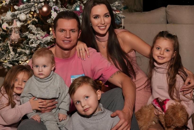 Футболист Дмитрий Тарасов с женой и детьми