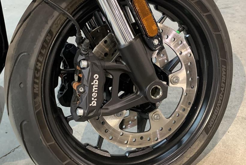 Мотоциклетный тормоз Brembo на переднем колесе мотоцикла LiveWire