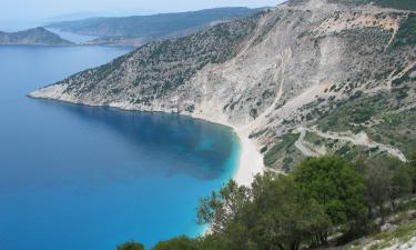 Кристально чистая вода, пляжи и замок: что делает Асос уникальным местом?