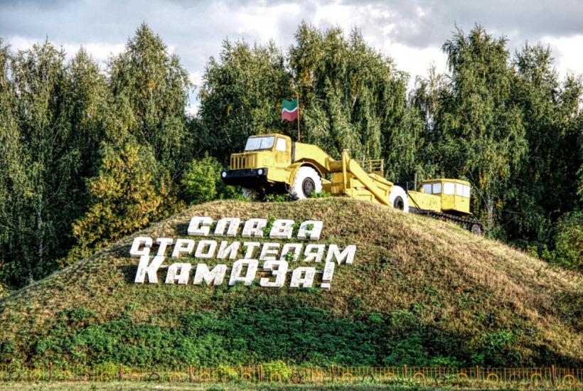 Памятник механизаторам стройки: Автомагистраль № 7, Тукаевский район, Татарстан