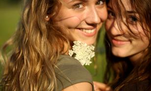 Ученые из Университета Глазго выяснили, что улыбчивое лицо делает человека богаче в глазах окружающих