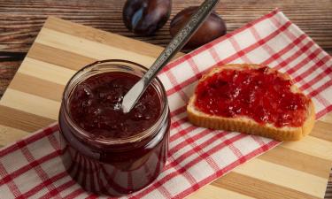 Возьмите смородину, апельсин и сахар и приготовьте вкусное варенье
