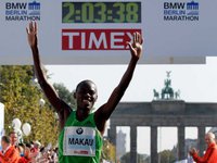 Кенийский бегун побил мировой рекорд в марафоне. 