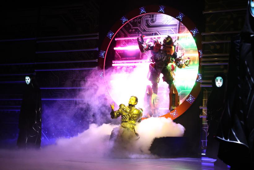 Сцена из спектакля театра Модерн Вселенная Руми