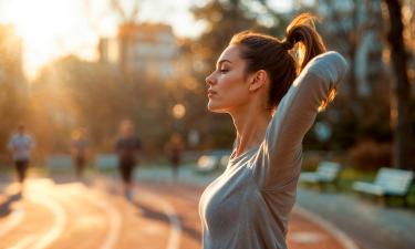 Спортивную одежду выбирают новогодним подарком для активных девушек