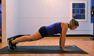 Стареет не спина, а слабый кор: три упражнения, которые возвращают телу стабильность