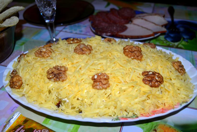 Салат с курицей и орехами Салат с курицей и орехами