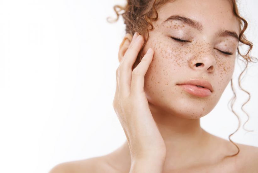 Девушка с веснушками