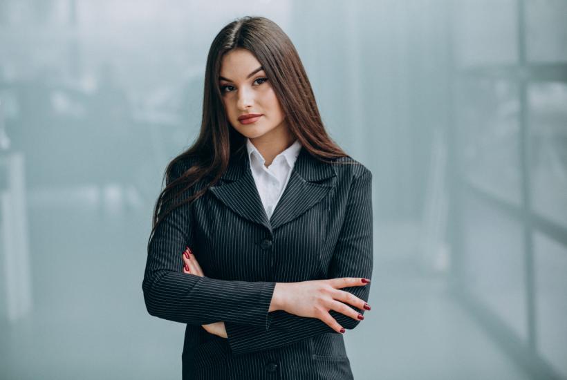 Девушка в костюме