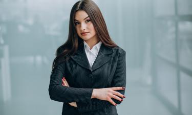 Гранатовый оттенок ногтей заменил бордовый в трендах 2026 года