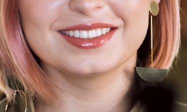 Причину пожелтения зубов из-за сильной чистки обозначили стоматологи