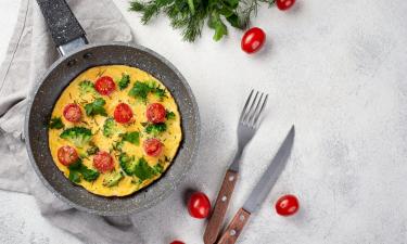 Нежный внутри, румяный снаружи: из-за этого шага омлет с овощами всегда удаётся