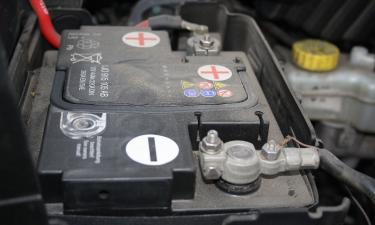 Под капотом зреет ловушка: одно движение с аккумулятором оборачивается катастрофой